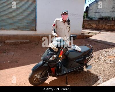 DISTRIKT KATNI, INDIEN - 21. MAI 2020: Ein indischer Polizist mit Gesichtsmast zum Schutz vor Corona-Viren. Stockfoto