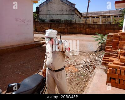 DISTRIKT KATNI, INDIEN - 21. MAI 2020: Ein indischer Polizist mit Gesichtsmast zum Schutz vor Corona-Viren. Stockfoto