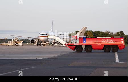 Berlin, Deutschland. September 2020. Ein Feuerwehrmotor der Feuerwehr des Flughafens Tegel steht auf dem militärischen Teil des Flughafens vor einem Flugzeug der Luftwaffenbereitschaft der Bundeswehr. Quelle: Bernd von Jutrczenka/dpa/Alamy Live News Stockfoto