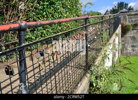 Liebe Locks auf Geländer neben dem Fluss Dart in Totnes. Stockfoto