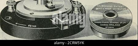 . Ein elementares Handbuch der Radioteleographie und Radiotelephonie für Studenten und Operatoren . llations, deren Amplitude kontinuierlich variieren, dann variiert der äquivalente Widerstand der Zelle kontinuierlich, und in einem gewissen Grad proportional zur Intensität der elektrischen Schwingungen. 2l8 RA DIO TELEGRA PH Y Diese wichtige Tatsache wurde, wie in Kapitel IX. Gezeigt, in Verbindung mit der Radiotelephonie angewandt und ist die Mittel, durch die ungedämpfte elektromagnetische Wellen gemacht werden, um die Sprache zwischen zwei Punkten ohne die Verwendung von kontinuösen Verbindungsdrähten zu transportieren. Eine Form von Detektor whi Stockfoto