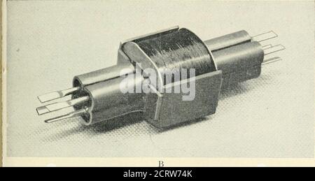 . Die Bell System technische Zeitschrift . Abb. 1 - Reed Schalterrelais. Zentrale Büroausstattung. Um diese Signalisierung zu erreichen und die Informationen wirtschaftlich zu verarbeiten, scheinen Transistoren vielversprechend. Germanium-Legierungsdiaphragma-Transistoren wurden aufgrund ihrer verbesserten Eigenschaften, Zuverlässigkeit, geringen Leistungsanforderungen und mar-Gins gewählt, insbesondere beim Betrieb mit Relais.^^ Es werden sowohl N-P-N- als auch P-N-P-Transistoren verwendet. Hohe Temperatureigenschaften sind aufgrund der Umgebungsbedingungen, die an der Stange montierte Geräte erhalten, besonders wichtig. Wie die Versuche dieser Ausrüstung Stockfoto