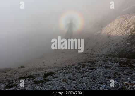 GRAN SASSO - Optische Phänomen genannt Glory von einem gebildet Kombination aus Nebel und Sonnenschein Stockfoto