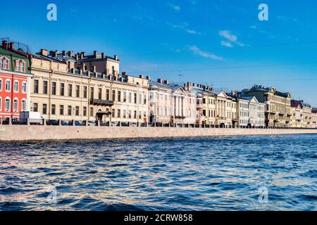 19. September 2018: St. Petersburg, Russland - Typische palastartige Gebäude am Fluss Neva. Stockfoto