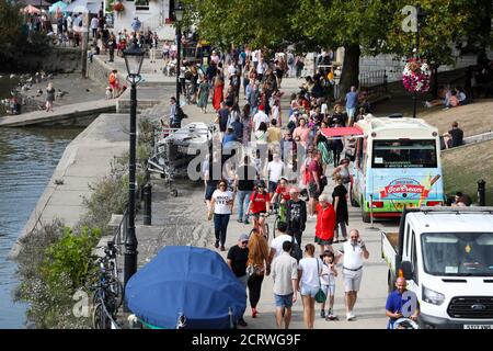 London, Großbritannien. 20. September 2020 Richmond am Ufer der Themse, an einem warmen, sonnigen Sonntagnachmittag mit Fußgängern beschäftigt. Andrew Fosker / Alamy Live News Stockfoto