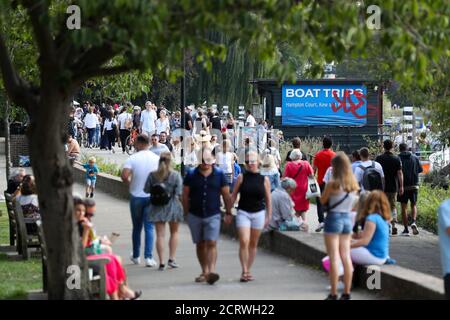 London, Großbritannien. 20. September 2020 Richmond am Ufer der Themse, an einem warmen, sonnigen Sonntagnachmittag mit Fußgängern beschäftigt. Andrew Fosker / Alamy Live News Stockfoto