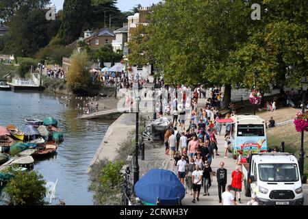 London, Großbritannien. 20. September 2020 Richmond am Ufer der Themse, an einem warmen, sonnigen Sonntagnachmittag mit Fußgängern beschäftigt. Andrew Fosker / Alamy Live News Stockfoto