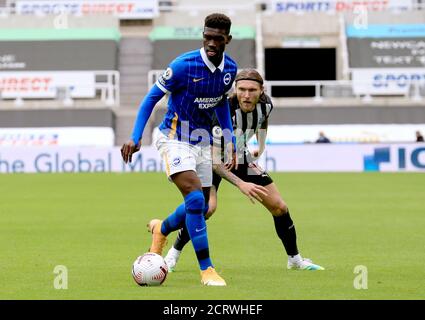 Yves Bissouma von Brighton und Hove Albion (links) und Jeff Hendrick von Newcastle United kämpfen während des Premier League-Spiels im St. James' Park in Newcastle um den Ball. Stockfoto