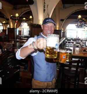 Berlin, Deutschland. September 2020. Boxer Axel Schulz mit Bierkrug beim traditionellen Fassbierzapfen im Hofbräu am Alexanderplatz in Berlin-Mitte. Quelle: XAMAX/dpa/Alamy Live News Stockfoto