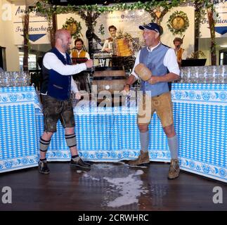 Berlin, Deutschland. September 2020. Björn Schwarz (l.), Gastwirt im Hofbräuhaus in Berlin, und Boxer Axel Schulz bei der traditionellen Fassbier-Zapferei im Hofbräu am Alexanderplatz in Berlin Mitte. Quelle: XAMAX/dpa/Alamy Live News Stockfoto