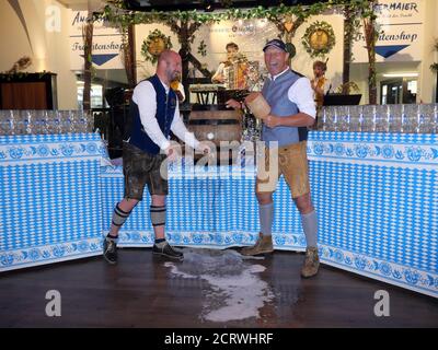 Berlin, Deutschland. September 2020. Björn Schwarz (l.), Gastwirt im Hofbräuhaus in Berlin, und Boxer Axel Schulz bei der traditionellen Fassbier-Zapferei im Hofbräu am Alexanderplatz in Berlin Mitte. Quelle: XAMAX/dpa/Alamy Live News Stockfoto