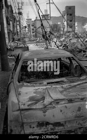 Ruinen eines vollständig verbrannten Autos nach den Schäden durch das große Hanshin-Erdbeben von 1995 in Kobe, Japan Stockfoto