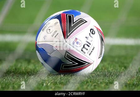 Ein allgemeiner Blick auf einen Mitre Delta Max Fußball während des Sky Bet Championship Spiel im St. Andrew's Trillion Trophy Stadium, Birmingham. Stockfoto