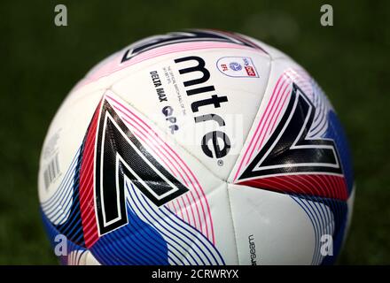 Ein allgemeiner Blick auf einen Mitre Delta Max Fußball während des Sky Bet Championship Spiel im St. Andrew's Trillion Trophy Stadium, Birmingham. Stockfoto
