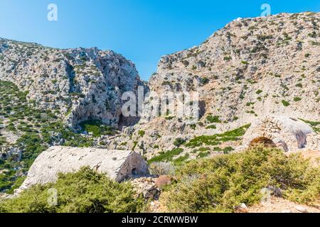 Panoramablick auf die Ruinen des Piratendorfes auf der Insel Saria, Insel Karpathos, Griechenland Stockfoto