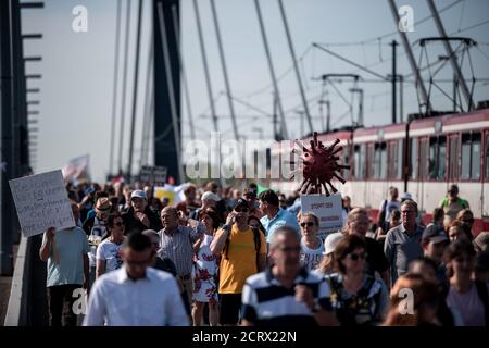 Düsseldorf, Deutschland. September 2020. Die Teilnehmer einer Demonstration gegen die Maßnahmen zur Bekämpfung des Coronavirus gehen über die Oberkasseler Brücke. Quelle: Fabian Strauch/dpa/Alamy Live News Stockfoto