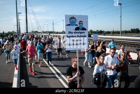 Düsseldorf, Deutschland. September 2020. Die Teilnehmer einer Demonstration gegen die Maßnahmen zur Bekämpfung des Coronavirus gehen über die Oberkasseler Brücke. Quelle: Fabian Strauch/dpa/Alamy Live News Stockfoto