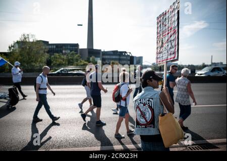 Düsseldorf, Deutschland. September 2020. Teilnehmer einer Demonstration gegen die Maßnahmen zur Bekämpfung des Coronavirus gehen über die Rheinkniebrücke. Quelle: Fabian Strauch/dpa/Alamy Live News Stockfoto