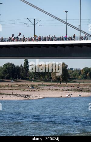 Düsseldorf, Deutschland. September 2020. Die Teilnehmer einer Demonstration gegen die Maßnahmen zur Bekämpfung des Coronavirus gehen über die Oberkasseler Brücke. Quelle: Fabian Strauch/dpa/Alamy Live News Stockfoto