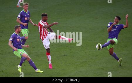 Tirese Campbell von Stoke City hat beim Sky Bet Championship-Spiel im bet365 Stadium in Stoke einen Torschuss. Stockfoto