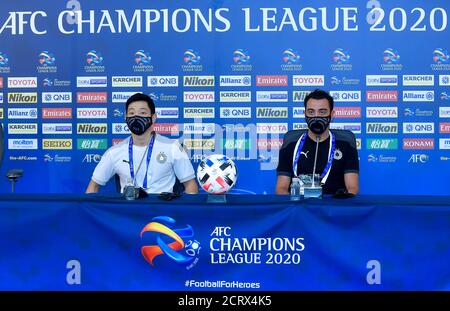 Doha, Katar. September 2020. Cheftrainer Xavi Hernandez (R) und Spieler Nam Tae-hee von Al Sadd nehmen an einer Pressekonferenz vor dem Spiel der Gruppe D der AFC Champions League zwischen Al Sadd von Katar und Al Nassr von Saudi-Arabien in Doha, der Hauptstadt von Katar, am 20. September 2020 Teil. Quelle: Nikku/Xinhua/Alamy Live News Stockfoto