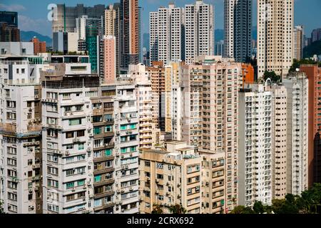 Hohe Wohngebäude in Wohnviertel, Hong Kong Antenne - Stockfoto