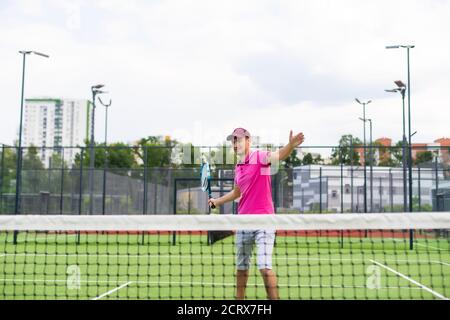 Männlicher Tennisspieler auf dem Tennisplatz Stockfoto