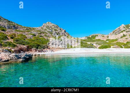 Alymounta, einsamer Strand mit kristallklarem türkisfarbenem Meer auf der Insel Saria, Insel Karpathos, Griechenland Stockfoto