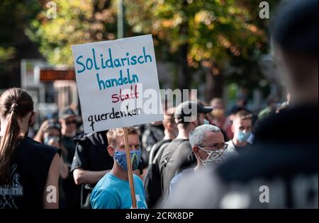 Düsseldorf, Deutschland. September 2020. Die Menschen protestieren gegen eine Demonstration gegen Maßnahmen zur Bekämpfung des Coronavirus. Quelle: Fabian Strauch/dpa/Alamy Live News Stockfoto