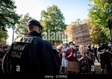 Düsseldorf, Deutschland. September 2020. Die Menschen protestieren gegen eine Demonstration gegen die Maßnahmen zur Bekämpfung des Coronavirus. Quelle: Fabian Strauch/dpa/Alamy Live News Stockfoto