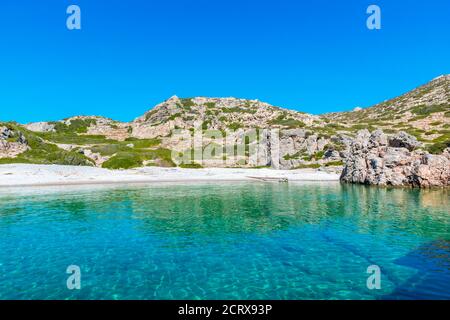 Alymounta, einsamer Strand mit kristallklarem türkisfarbenem Meer auf der Insel Saria, Insel Karpathos, Griechenland Stockfoto