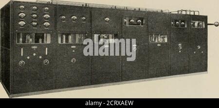 . Die Bell System technische Zeitschrift . E aktuelle SendemagesMet von Interesse sein. Ein besonders bemerkenswertes Beispiel für die aktuelle Praxis ist der 50-kw-Antrieb. WESTERN Electric Sender, einer davon wurde in den letzten Monaten von der CrosleyRadio Corporation in Mason, Ohio in Dienst gestellt. Ansichten dieser Ausrüstung sind in Figs. 4, 5, 6, 7 und 8. Der Sender ist in Abb. 129 dargestellt. 4. Wie zu sehen ist, besteht es aus sieben Paneeleinheiten mit einem Ascreen-Gehäuse auf der Rückseite. Das erste Gerät links ist der Oszillator-Modulator. Das ist von entscheidender Bedeutung Stockfoto
