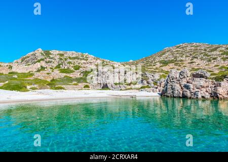 Alymounta, einsamer Strand mit kristallklarem türkisfarbenem Meer auf der Insel Saria, Insel Karpathos, Griechenland Stockfoto