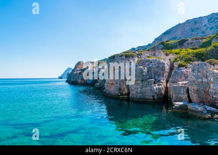 Alymounta, einsamer Strand mit kristallklarem türkisfarbenem Meer auf der Insel Saria, Insel Karpathos, Griechenland Stockfoto