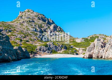 Alymounta, einsamer Strand mit kristallklarem türkisfarbenem Meer auf der Insel Saria, Insel Karpathos, Griechenland Stockfoto