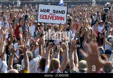 Düsseldorf, Deutschland. September 2020. Teilnehmer einer Demonstration protestieren mit Schildern auf den Rheinwiesen gegen die Maßnahmen zur Bekämpfung des Coronavirus. Quelle: Roberto Pfeil/dpa/Alamy Live News Stockfoto