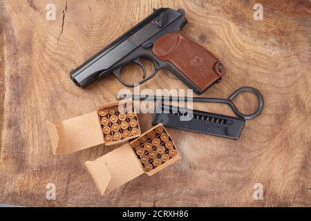 9 mm russische Pistole mit Munition auf hölzernen Hintergrund Stockfoto