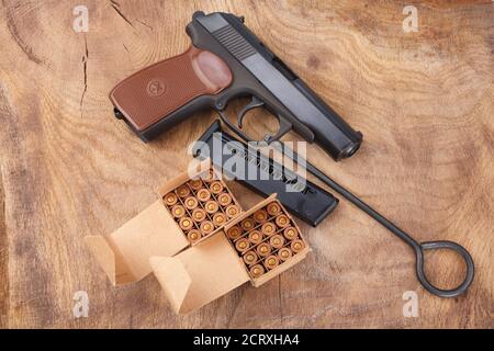 9 mm russische Pistole mit Munition auf hölzernen Hintergrund Stockfoto