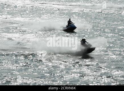 Düsseldorf, Deutschland. September 2020. Jet-Skifahrer nutzen die Sonne, um eine Runde auf dem Rhein zu drehen. Quelle: Roberto Pfeil/dpa/Alamy Live News Stockfoto