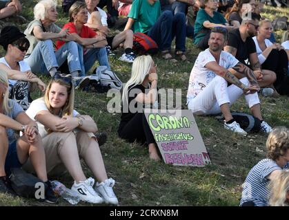 Düsseldorf, Deutschland. September 2020. Auf den Rheinwiesen sitzen Menschen bei der Abschlusskundgebung der Demonstration gegen die Maßnahmen zur Bekämpfung des Coronavirus. Quelle: Roberto Pfeil/dpa/Alamy Live News Stockfoto