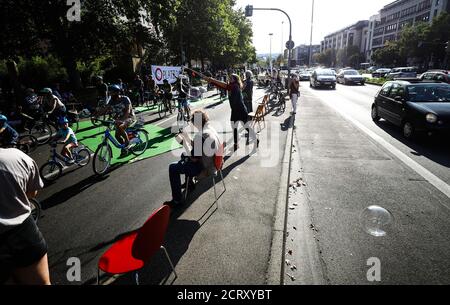 Stuttgart, Deutschland. September 2020. Die Teilnehmer einer Familienfahrrad-Demonstration fahren ihre Fahrräder in der Innenstadt auf der Bundesstraße B14. Die Teilnehmer der Demonstration fordern "eine neue Verkehrspolitik, damit Kinder sicher und selbständig in den Städten radeln können". Quelle: Christoph Schmidt/dpa/Alamy Live News Stockfoto