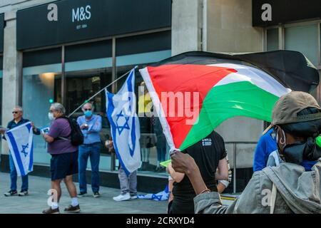 London, Großbritannien. September 2020. Die Pro-Israel-Gruppe rief "Lügner" und unerklärlicher: "Du konntest das in Gaza nicht machen" - EIN Streikposten der M&S Flagship Store in der Nähe des Marble Arch End der Oxford Street wird von einem ebenso kleinen Pro-Israel-Gegenprotest getroffen - der Pro-Palästina-Protest behauptete, sie würden "das hervorheben Komplizenschaft von M&S und vielen anderen, sowie dem britischen Staat und seinen Verbündeten bei der anhaltenden Zerstörung Palästinas und dem Angriff auf das palästinensische Volk." Kredit: Guy Bell/Alamy Live Nachrichten Stockfoto