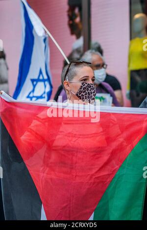 London, Großbritannien. September 2020. Ein Streikposten der M&S Flagship Store in der Nähe des Marble Arch End der Oxford Street wird von einem ebenso kleinen Pro-Israel-Gegenprotest getroffen - der Pro-Palästina-Protest behauptete, dass sie "die Komplizenschaft von M&S und vielen anderen hervorheben, Sowie der britische Staat und seine Verbündeten bei der anhaltenden Zerstörung Palästinas und dem Angriff auf das palästinensische Volk." Kredit: Guy Bell/Alamy Live Nachrichten Stockfoto