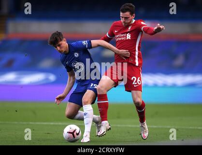 Chelsea's Mason Mount (links) und Liverpool's Andrew Robertson kämpfen während des Premier League-Spiels in Stamford Bridge, London, um den Ball. Stockfoto