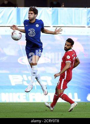 Chelsea's Marcos Alonso (links) kontrolliert den Ball, während Mohamed Salah von Liverpool während des Premier League-Spiels in Stamford Bridge, London, anschaut. Stockfoto