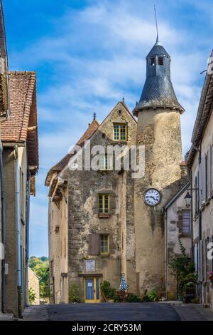 Blick entlang der alten Rue Emile Surun in Saint-Benoit-du-Sault, Indre (36), Frankreich. Stockfoto