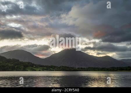Atemberaubendes Landschaftsbild bei Sonnenaufgang mit Blick über Loweswater im See Bezirk in Richtung Low Fell und Grasmere mit bunten Himmel brechen Auf dem Berg Stockfoto