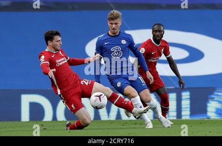 Liverpools Andrew Robertson (links) und Chelsea's Timo Werner kämpfen während des Premier League-Spiels in Stamford Bridge, London, um den Ball. Stockfoto