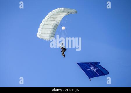 Ostrava, Tschechische Republik. September 2020. Der erste Tag der zweitägigen NATO-Tage und der Tage der tschechischen Militärluftwaffe begann mit dem Fallschirmspringen der tschechischen Armee am 19. September 2020 auf dem Flughafen Leos Janacek in Ostrava, Tschechische Republik. Kredit: Vladimir Prycek/CTK Foto/Alamy Live Nachrichten Stockfoto