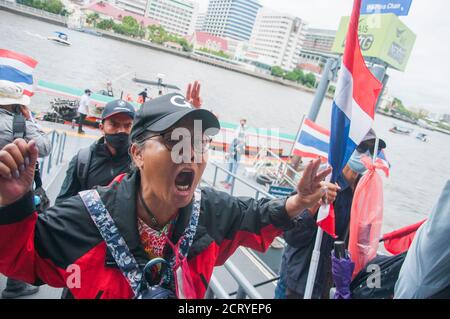 Bangkok, Thailand. September 2020. Ein Protestler schreit am Pier, nachdem er im Demonstrationsbereich am Sanam Luang angekommen ist.Pro-Demokratie-Demonstranten kamen im historischen königlichen Herzen von Bangkok zusammen, um den Rücktritt der vom Militär unterstützten Regierung und Reformen der Monarchie zu fordern, die in Thailand lange als Tabuthema galt. Die Demonstranten versammelten sich zuerst auf dem Campus der Universität Thammasat auf einem College-Fußballplatz, auf dem 1976 von regimefreundlichen Paramilitärs ein Massaker an linken Studenten verübt wurde. Kredit: SOPA Images Limited/Alamy Live Nachrichten Stockfoto